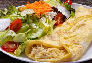 Salada Light com crepioca de frango