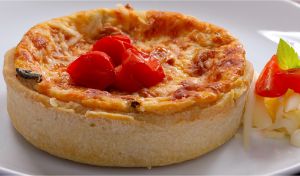 Quiche Caprese (Manjericão, mussarela e tomate cereja)